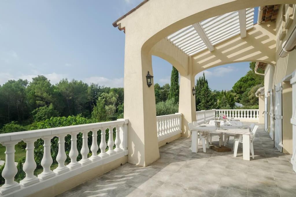 Rhea * Roquebrune-sur-Argens